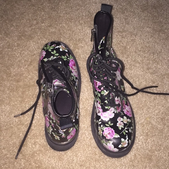 SOLD Floral Boots - Picture 4 of 5
